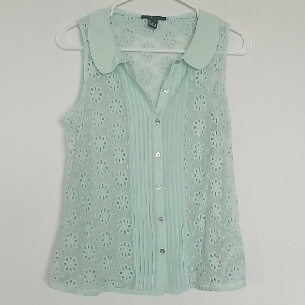 Sleeveless Floral Button Up Blouse!